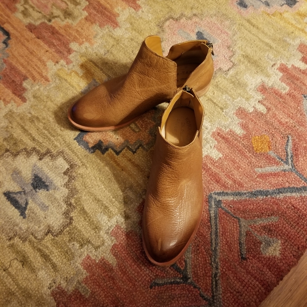Low-heeled ankle bootie